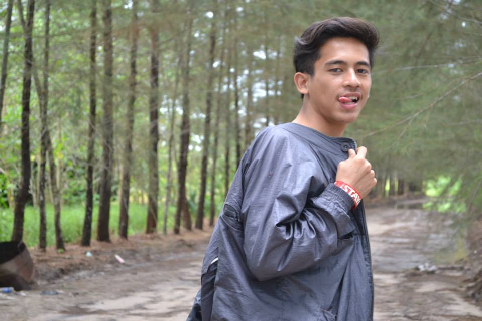 gheaadam's tweet photo. hahahah koleksi foto tahun 2013 all crazy http://t.co/G4T5xRyQtW