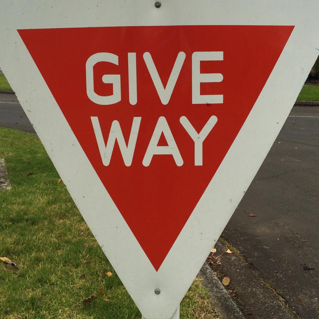 AndreyFedynich's tweet photo. "In New Zealand, this sign helps flow of traffic in roundabouts. In USA, can help relationships. #HappyFourthOfJuly http://t.co/TjDOlWQjJd"