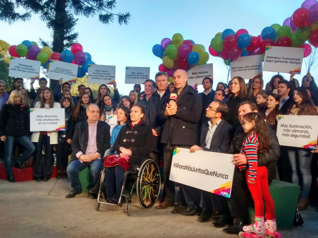 franquintana's tweet photo. En Parque Centenario hace un rato, cerrando la campaña. #SigamosConElCambio #AhoraMasJuntosQueNunca http://t.co/LGg3xPG8y7