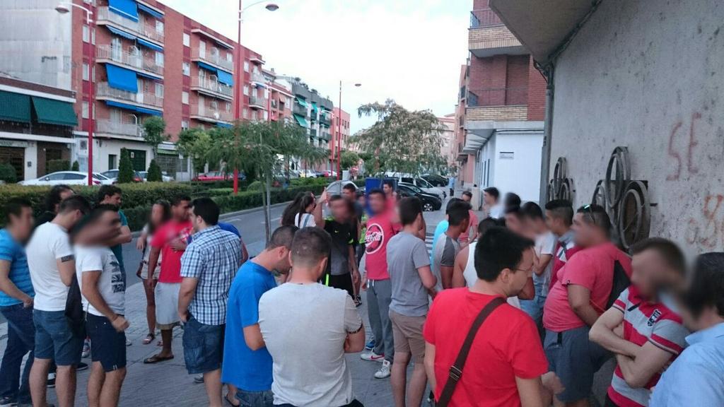 abirraspiciasm's tweet photo. No somos 5 peñas somos 32,no somos 4 somos 750.Q NO NOS CALLEN #LasDiscoMovilNoSeTocan  @AytoSantaMarta @TribunaSal http://t.co/NqS2s9RLTj