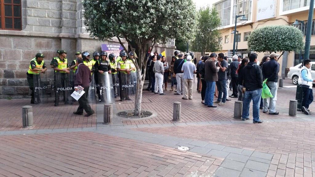 lftorrest's tweet photo. Protección policial temprana en gobernación #Ambato #Tungurahua y Parque Montalvo #ambatoprotesta http://t.co/FwjlFJQnYY