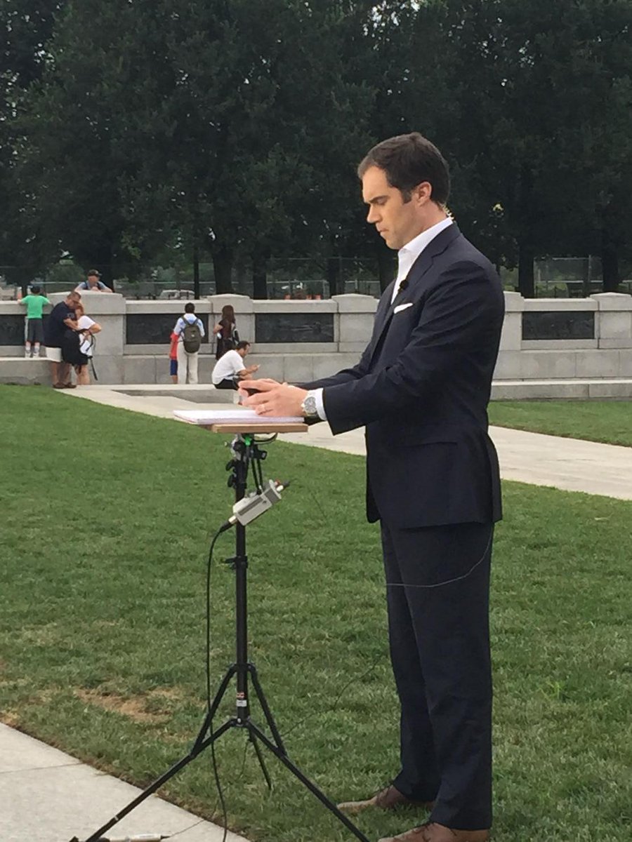 RoseKennedyVt's tweet photo. Peter Alexander about to go live on Mall! http://t.co/UCL5ev3iVW