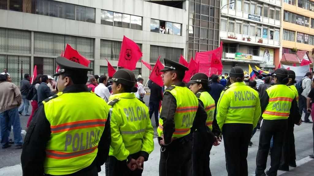 MinGobiernoEc's tweet photo. Garantizaremos la seguridad y orden público enmarcado en el irrestricto respeto a los #DDHH. #EcuadorPaísDePaz http://t.co/0UOgmnjRur