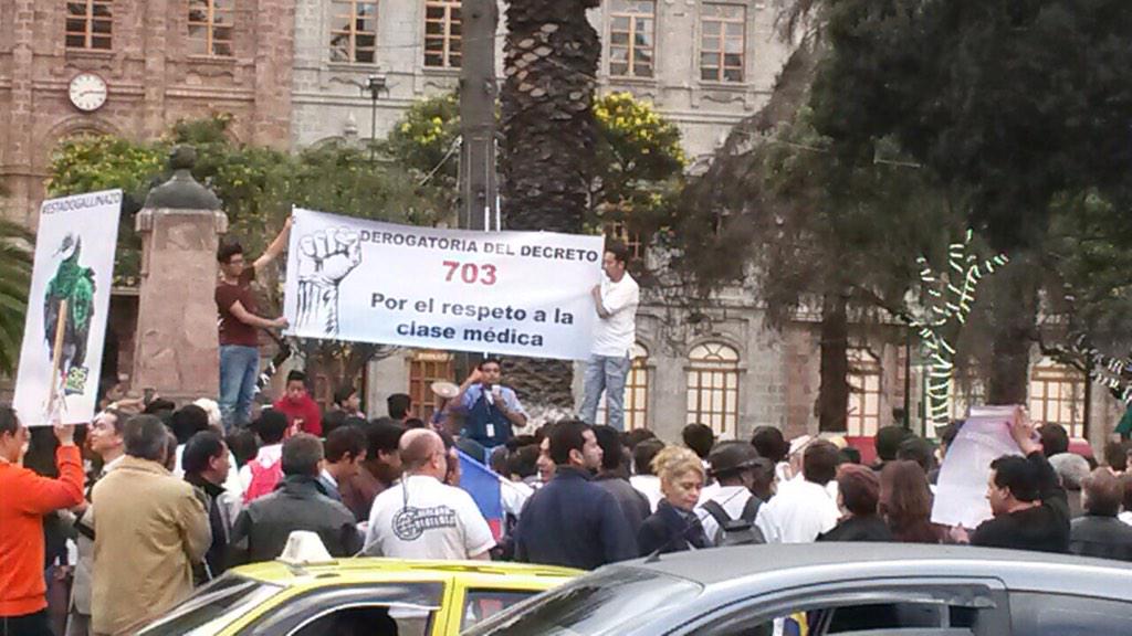 anniecanizares's tweet photo. #EcuadorMarchas:
Médicos inician protesta Parque Cevallos #Ambato #Tungurahua #ambatoprotesta http://t.co/ywLCjjrBBs
Via @lftorrest
