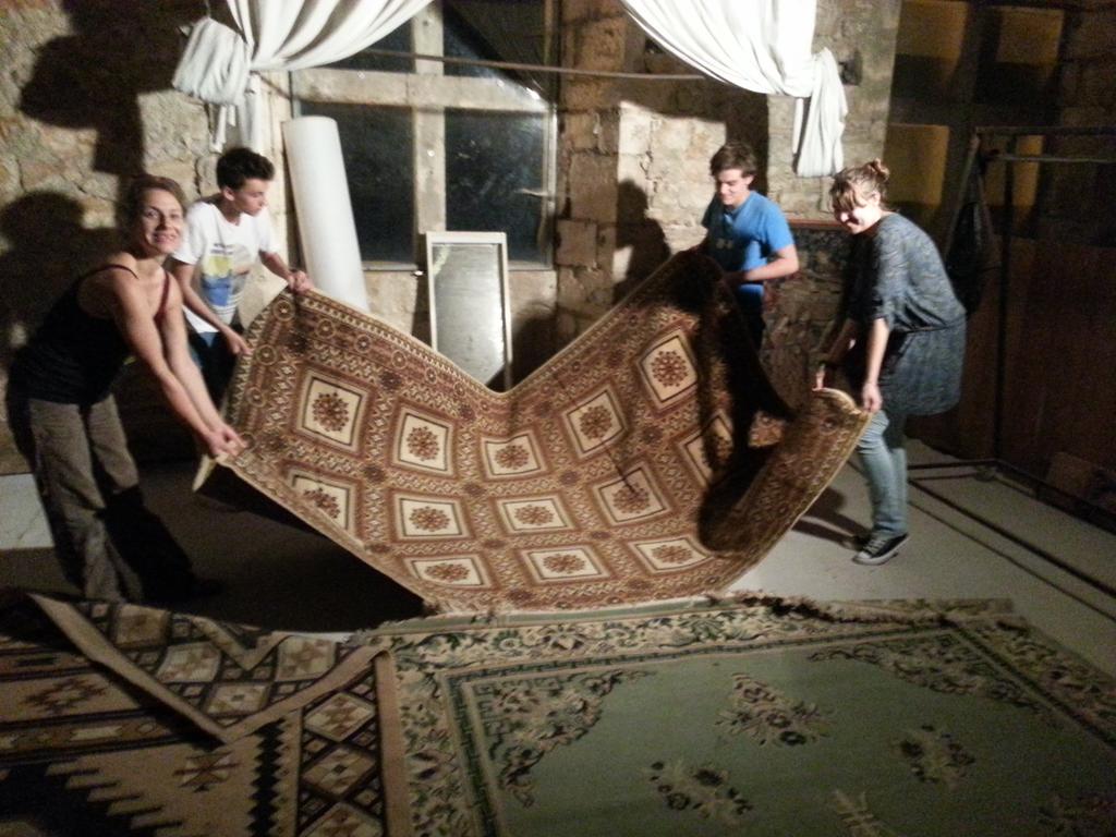 FrankThezan's tweet photo. Preparation de l'atelier costumes au Château.#Bruniquel #Festival #Offenbach http://t.co/SW7YF0bplZ