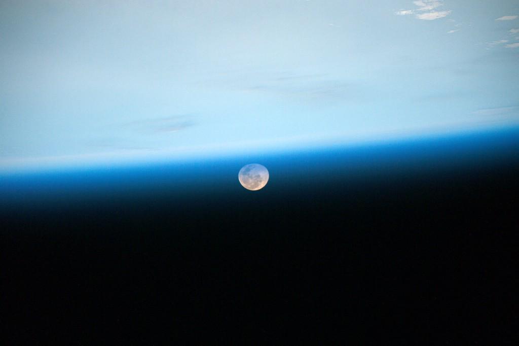 StationCDRKelly's tweet photo. Day 97. Good night, Moon. Good night from @Space_Station! #YearInSpace http://t.co/19QVSXz1ao