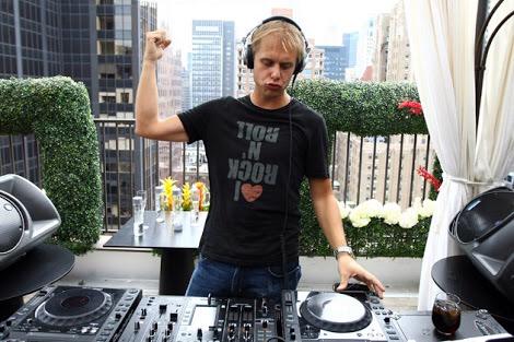 JoeyG007's tweet photo. #PartyOnMyBalcony with @arminvanbuuren boosting ... @GAF777Ali with #M1X &amp; 11years of #ASOT 

#MadLuv #TranceFamily http://t.co/ObdyUmswW1