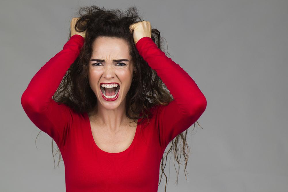 девушка кричит. женщина кричит. женщина злость. кричащая девушка. девушка орет.