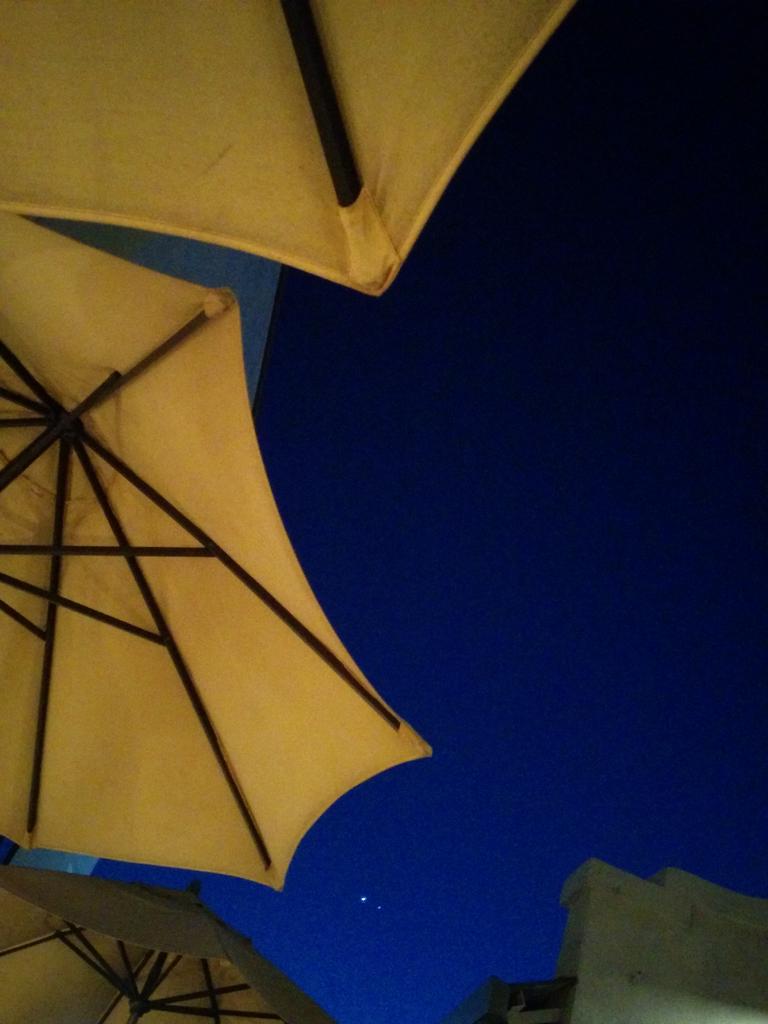 AllanManangan's tweet photo. It is a beer beneath the planets kind of evening. http://t.co/jZMHoASw60