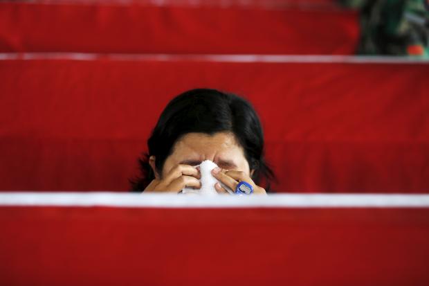 INTERESTING_JPG's tweet photo. A woman is sitting in a red chair with a laptop . http://t.co/mrwKQQnR6h