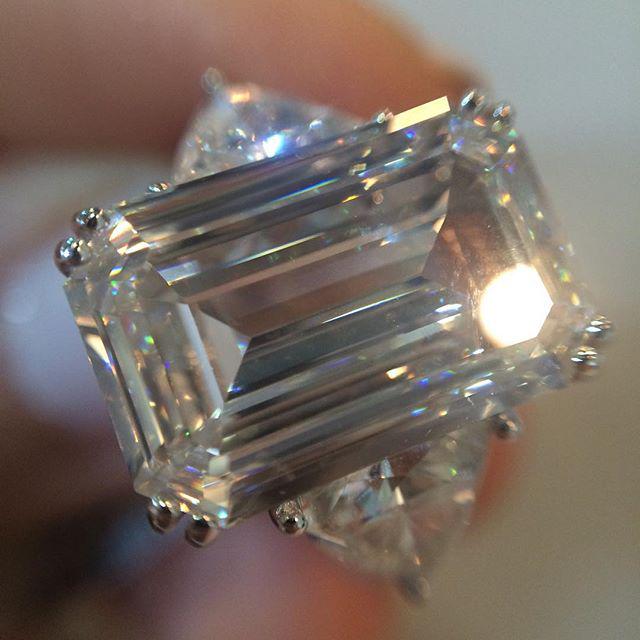 MikeNekta's tweet photo. Hello from #SIJE2015!
Magnificent 7.07ct G VVS1 #EmeraldCut diamond ring by @samazardiamonds @azargems!
#ClassicCh… http://t.co/4spfIts1WL
