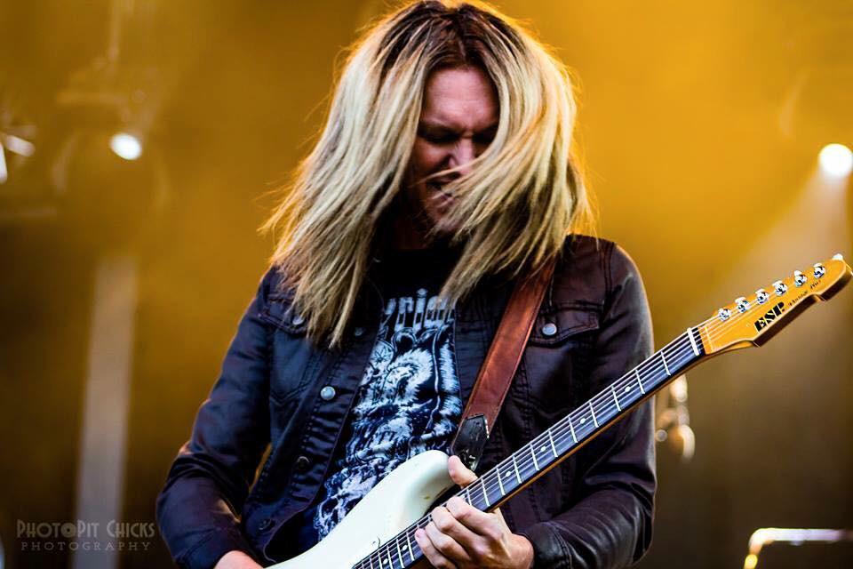 Affliction's tweet photo. Amazing shot of @jeffgeorgemusic rock'n in Milwaukee last night in our #Easyriders Buzzard tee! @weareharlot rule! http://t.co/k4V0YQrvRt