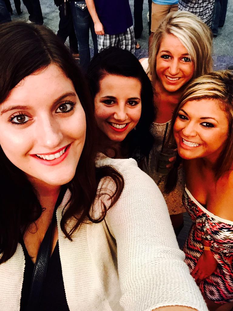MandiThompson09's tweet image. Girls night!! #hcnkc