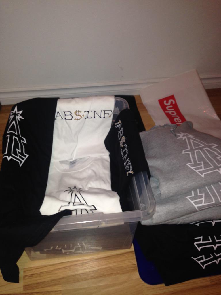 AbsentInfluence's tweet image. WE RE UPPED 
New Stock
Tees &amp;amp; Sweaters available 

Dm or Text 705 868 2685