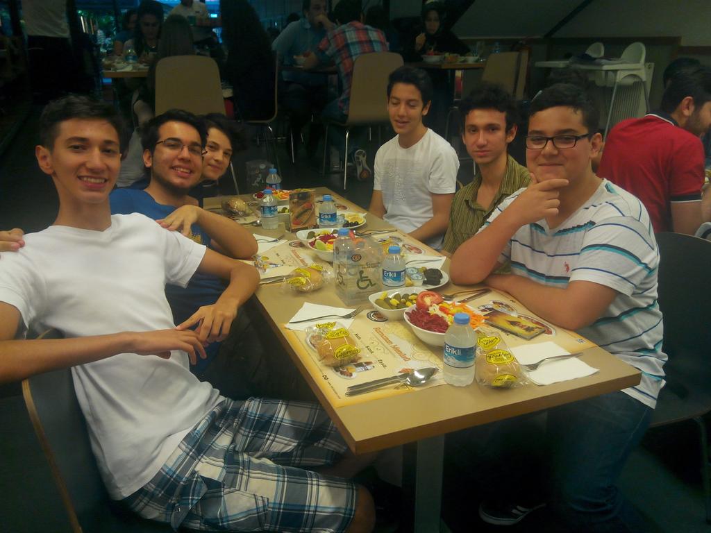 ST22GAZI's tweet photo. Yurdumdan iftar manzaraları gelmeye devam ediyor http://t.co/PavUDBlbXq