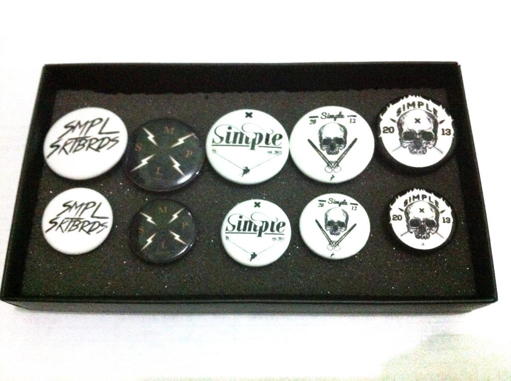 Free accessories pin untuk pembelian minimal 2pcs (tshirt, caps, sweater) limited stock!!