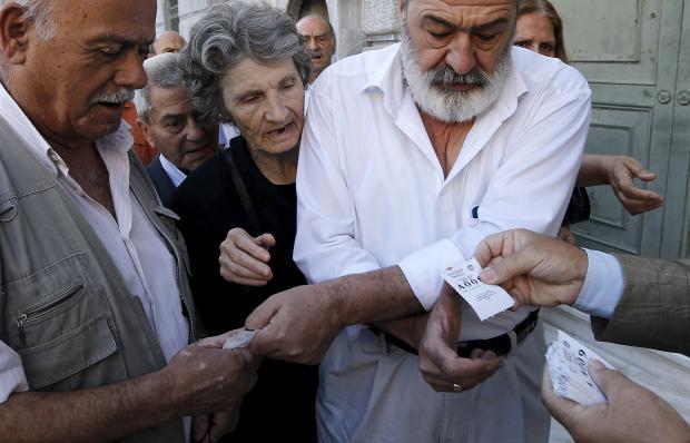 INTERESTING_JPG's tweet photo. A man and woman are holding a white paper . http://t.co/Z0OodaRHLY