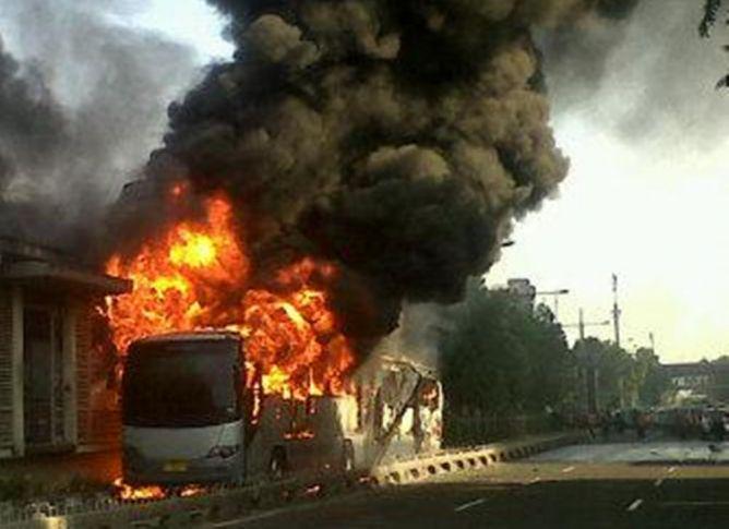 TheEdwards's tweet image. Mirisss..RT"@Metro_TV: Lagi, Bus Transjakarta Terbakar bit.ly/1ITxMKs http://t.co/CvsVvwaIzc"
