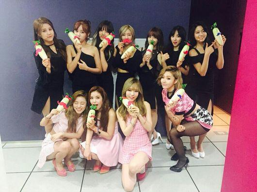 rbbridge's tweet photo. 마마무, AOA와 남다른 인연..'걸그룹의 워맨스'
#마마무 #음오아예 
http://t.co/A9p6S2672k http://t.co/bDZiktiB8W