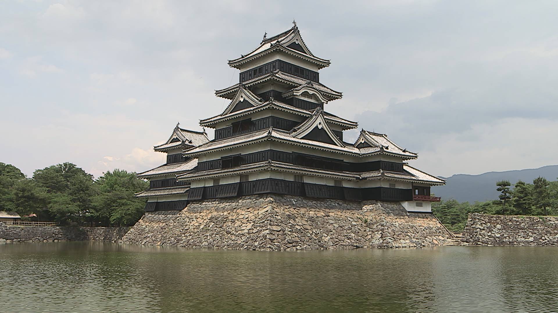 טוויטר 世界遺産 בטוויטר これは長野県 にある 松本城 国宝です ニッポンには 江戸時代から残る12の天守閣があります その内4つが国宝 もちろん姫路城も そして犬山城 世界遺産の暫定リストに入っている彦根城 こちらは黒漆ぬりの板壁でまっ黒 火に弱いの טוויטר 世界遺産 בטוויטר これは長野県 にある 松本城 国宝です ニッポンには 江戸時代から残る12の天守閣があります その内4つが国宝 もちろん姫路城も そして犬山城 世界遺産の暫定リストに入っている彦根城 こちらは黒漆ぬりの板壁でまっ黒 火に弱いの