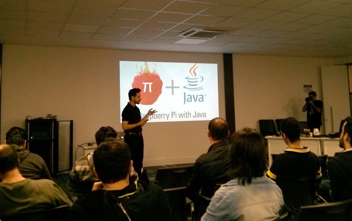 PensatoAlex's tweet photo. Palestra do @steveonjava demonstrando #RaspberryPi no @gujavasc #20daysofJava Muito bom! @brunoborges @otaviojava http://t.co/yevToDckxg
