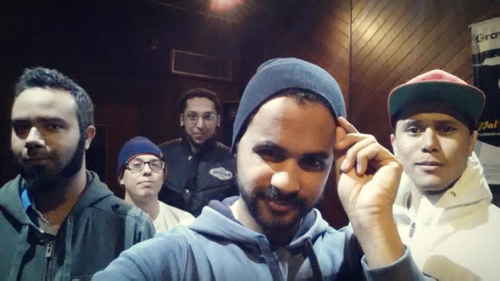 penultimaonda's tweet photo. Mais um Ensaio pra ficar tudo bem legal 😎 pra vcs!
Logo logo novidades 
Novos sons 
#Ensaio 
#banda #penultimaOnda http://t.co/7QlRmKF5vq
