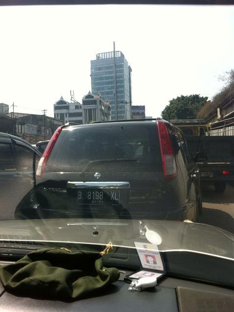 rizaza's tweet photo. @NTMCPoldaMetro  pak tolong dong ini perempatan lampu merah sebelum citos di atur. 2 jam disini gak jalan2 pak.thx http://t.co/kDATzB2JIG