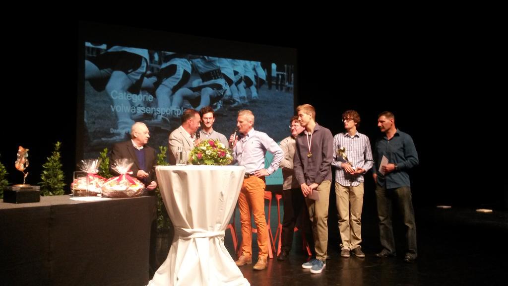 Sport_Damme's tweet photo. Basketclub @basketsijsele werd verkozen tot sportploeg van het jaar 2015 #sportinDamme http://t.co/MNx4zQ2M9G