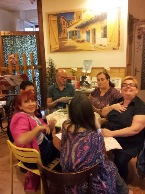 Piolalibreria's tweet photo. #Lettidinotte #altrocheamazon Divertimento fra amici in piolalibreria! http://t.co/2QqT2WVV6K