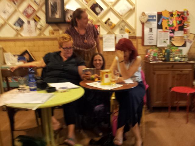 Piolalibreria's tweet photo. #Lettidinotte #altrocheamazon Divertimento fra amici in piolalibreria! http://t.co/2QqT2WVV6K