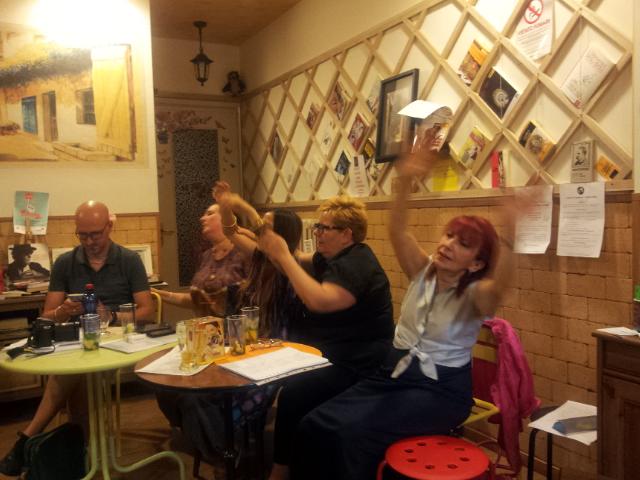Piolalibreria's tweet photo. #Lettidinotte #altrocheamazon Divertimento fra amici in piolalibreria! http://t.co/2QqT2WVV6K