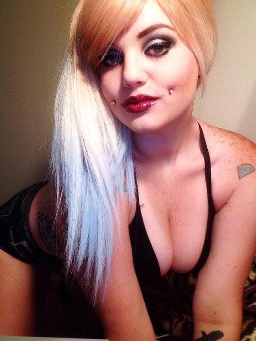 Eyebrows are hard to draw on sometimes. #NotOnFleek http://t.co/J4GxOsJsgK<a href="/tag/notonfleek"class="tags">#NotOnFleek</a>