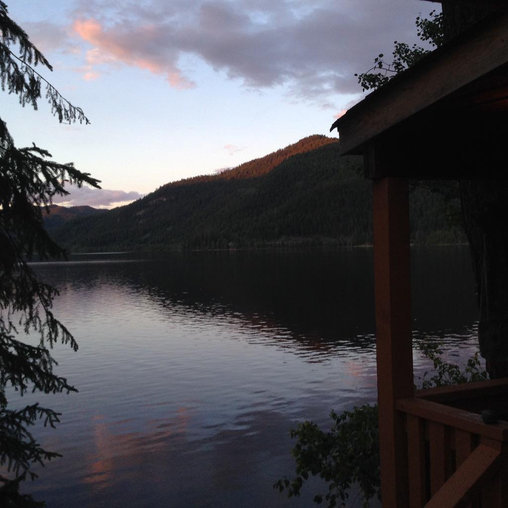 West_Coast_Mom's tweet photo. Heaven on earth #canimlake #exploringBC http://t.co/a1LAmIrkZI