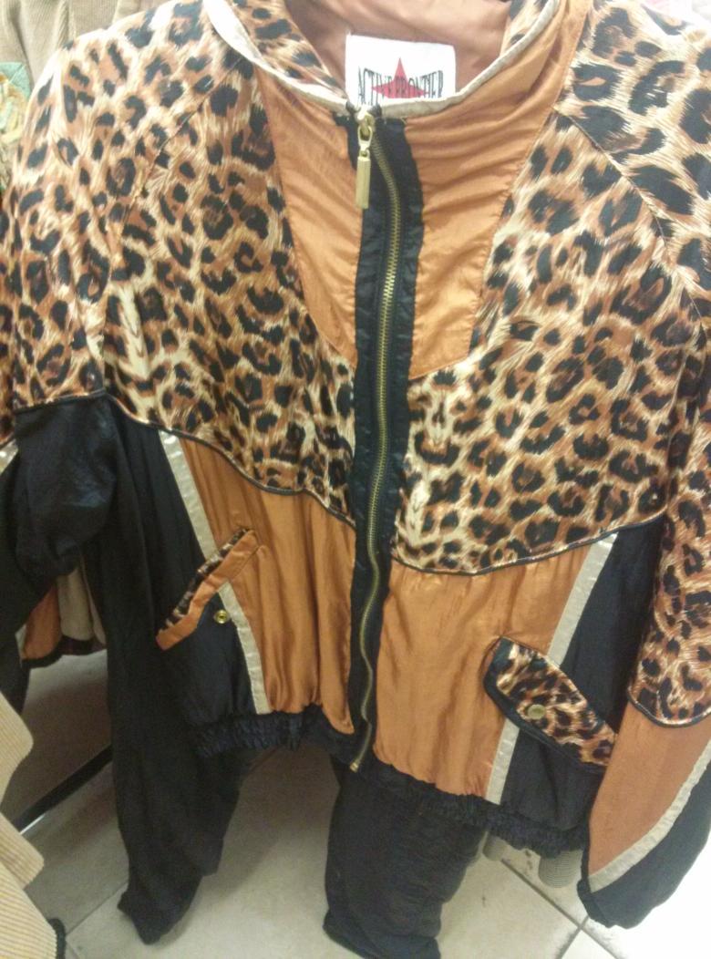 thrifsto's tweet photo. #hellyeah #iamSOgonnaROCKthisyouhaveNOidea
#thriftshop #grandmacouture @ThriftShopFinds *but wait there's pants* http://t.co/7xiQtYWKYI