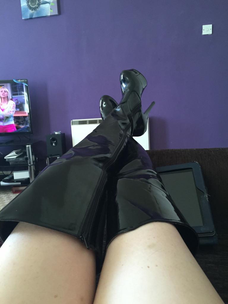lucyfindom's tweet photo. Lick my boots http://t.co/rxBAsKSOZz