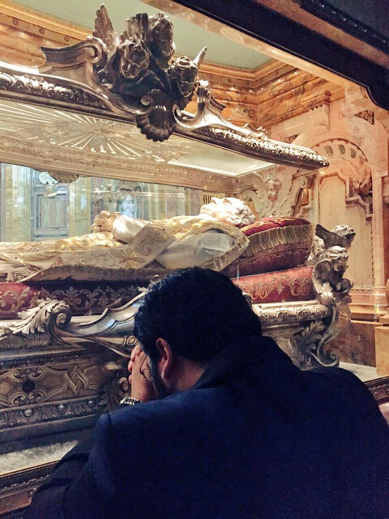 ForumOratori's tweet photo. Il presidente del #Foi @donriccardop in preghiera sull'urna di #donBosco #AssembleaFOI #HappeningOratori #200dB http://t.co/BRJouflOtN