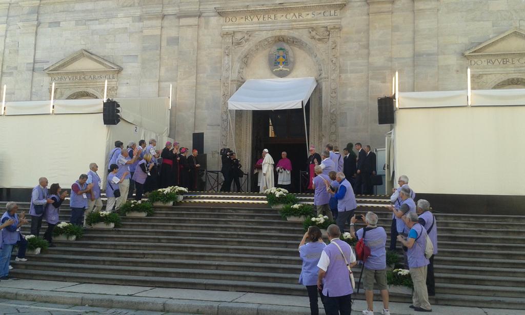 sindoneofficial's tweet photo. L'ingresso di @Pontifex_it  nel Duomo di Torino per la venerazione di #Sindone2015 http://t.co/I0R9PZOJqd