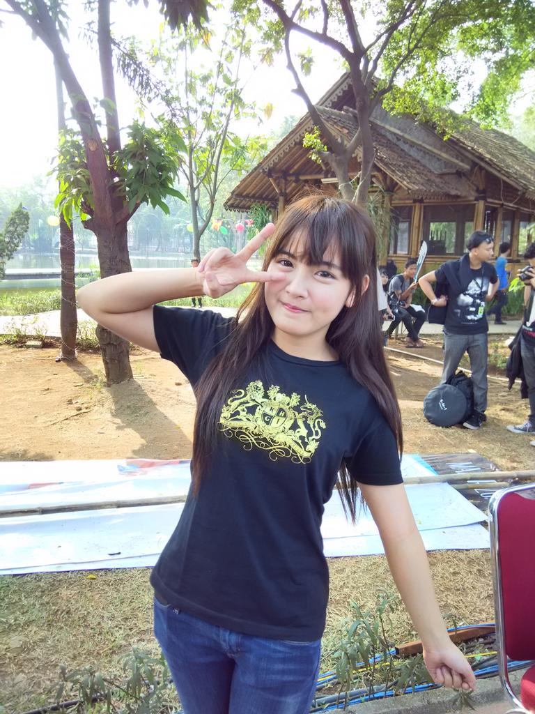 BedaFamiglia's tweet photo. Yang ga ada acara hari ini ke PRJ, yuk. Ada event cosplay dan ada @JSNaviDonna juga, nih. :)) #TSBeda http://t.co/iPt8I6LQQL