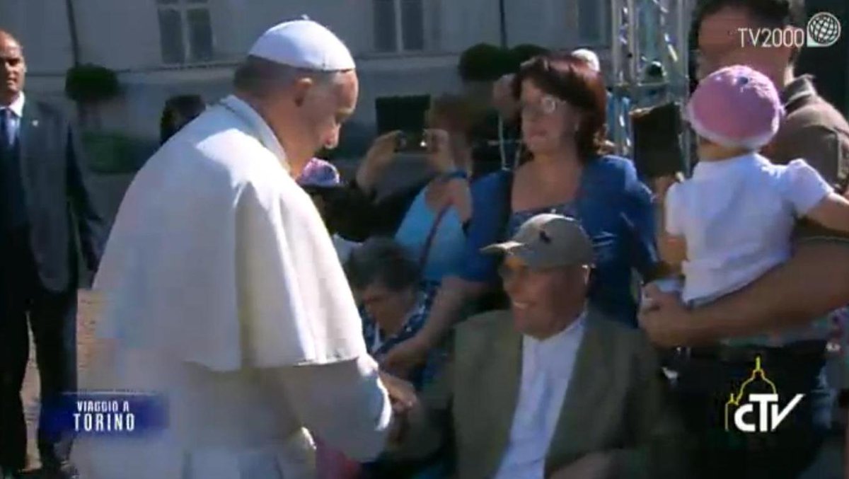 TV2000it's tweet photo. #PapaTo. Il fuori programma di #PapaFrancesco.Fa fermare la papamobile per salutare i malati @luciobrunelli http://t.co/qilSoFCgH2