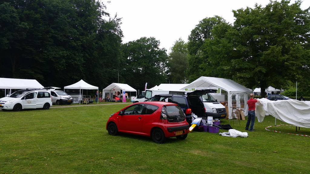 Standhouders op Woofstock zijn druk aan het opbouwen.