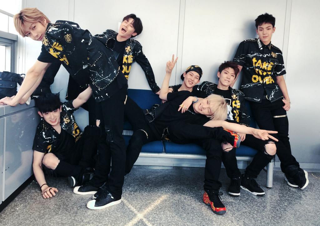 OfficialMONSTAX's tweet photo. [#MONSTA_X] 150621 인기가요 대기실 #무단침입 !!! #오늘도_무단침입완료 #깜짝공개 http://t.co/1wvRoZs66F