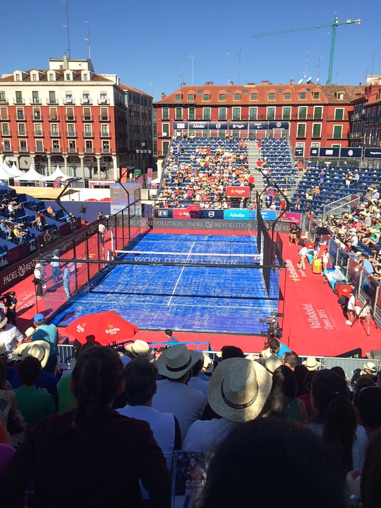 tito_macius's tweet photo. Pues ya estamos preparados! Que empiece el espectáculo! @o_micorazon @rigoflex57 @Marta_lm89 http://t.co/RvQvdyhIoR