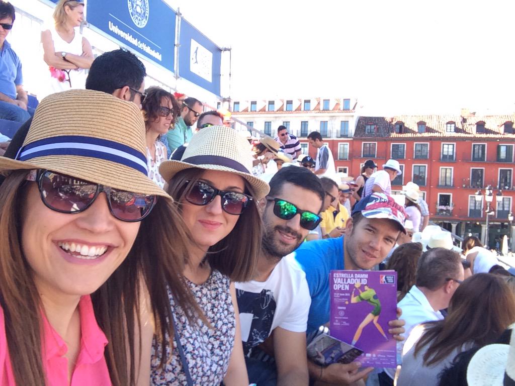 tito_macius's tweet photo. Pues ya estamos preparados! Que empiece el espectáculo! @o_micorazon @rigoflex57 @Marta_lm89 http://t.co/RvQvdyhIoR