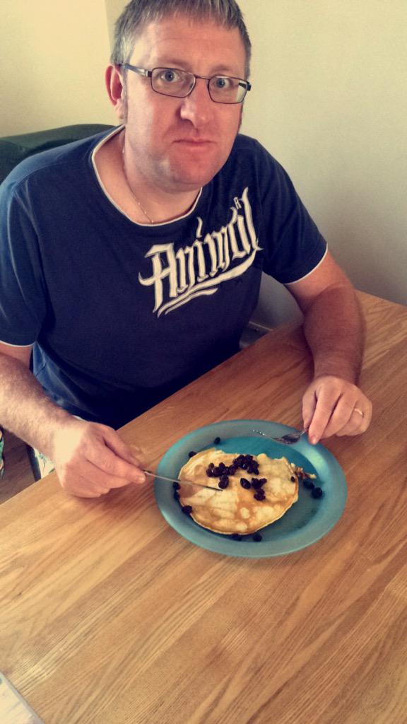 murin101's tweet photo. Father's Day going well :) @miawallace101  in the kitchen x http://t.co/blvs5gGOCv