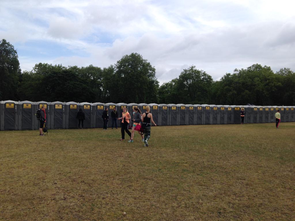 HelenTurner85's tweet photo. Nice to finally see enough loos before a race. Unsurprisingly this is a women's race. #nikewomens10k #werunlondon #fb http://t.co/1bwiaLckZ0