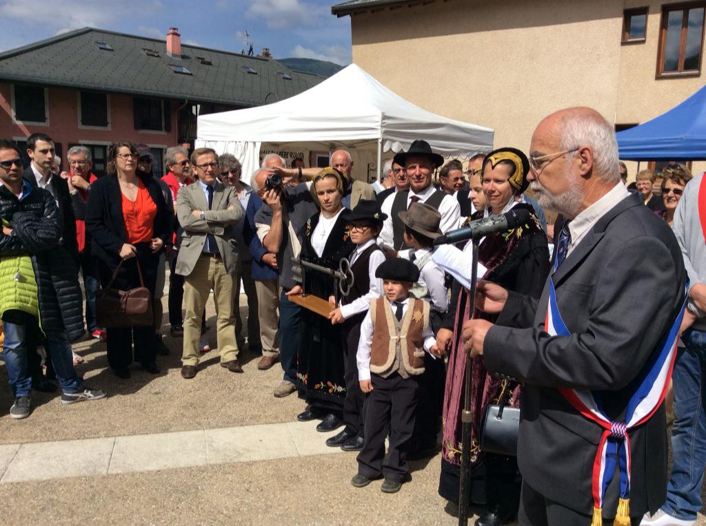 Le préfet de #Savoie est à Séez ce matin: visite du village, inauguration de la médiathèque #EtatEnAction