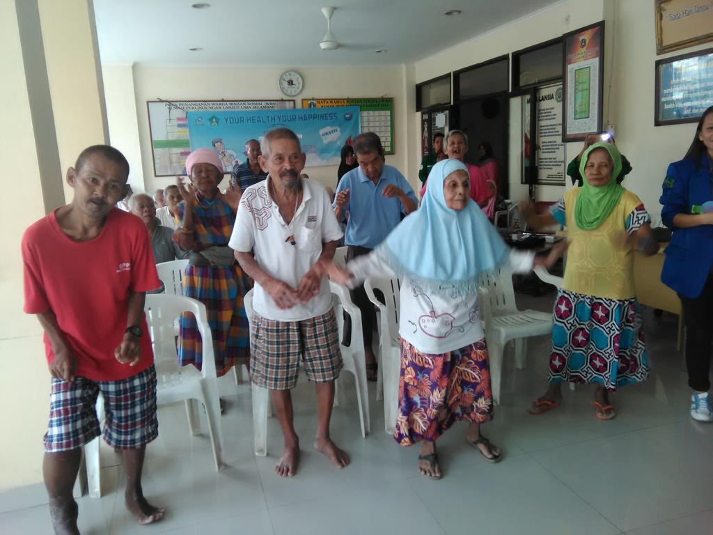 Omah opah yang semangat senam sore😄😆