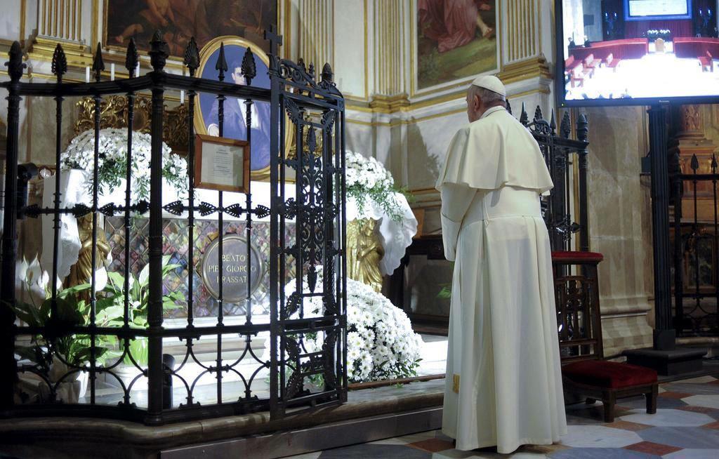 Papa Francesco sulla tomba del beato Pier Giorgio Frassati. #PapaTo #grazie