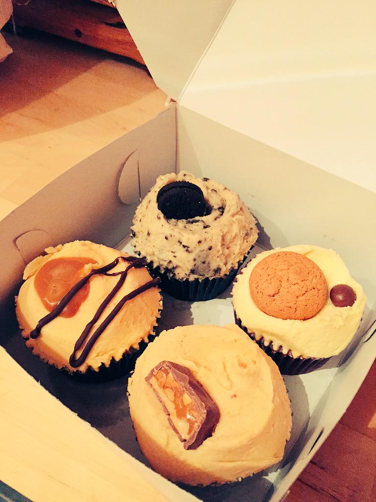miriam_lowe's tweet photo. Cake for breakfast? Ok!! Thanks @CakeStoriesJes 😄🍰 http://t.co/mutnaIh0tt