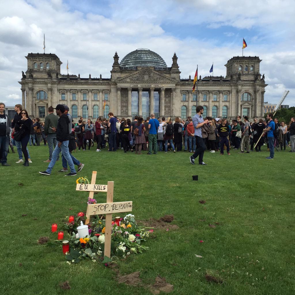 ulrichp's tweet photo. #dietotenkommen jetzt nach Berlin #platzderrepublik #Bundestag #Berlin http://t.co/RUEaRberoP